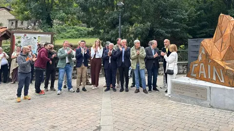 La escultura de Carlos Cuenllas inaugurada en Caín rinde homenaje a María Isabel Pérez Pérez y Teófila Gao Pérez, conocidas como Las Cainejas, en el 90 aniversario de su histórico ascenso al Naranjo de Bulnes.