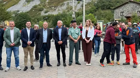 La escultura de Carlos Cuenllas inaugurada en Caín rinde homenaje a María Isabel Pérez Pérez y Teófila Gao Pérez, conocidas como Las Cainejas, en el 90 aniversario de su histórico ascenso al Naranjo de Bulnes.