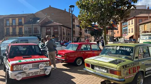 La Robla vivió este domingo una jornada histórica con la celebración de su primera Concentración de Vehículos Clásicos, que superó todas las expectativas. Más de 80 automóviles llegados de distintos puntos de la provincia y de comunidades vecinas se dieron cita en la localidad de la Montaña Central Leonesa, atrayendo a cientos de curiosos y aficionados al motor.