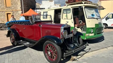 La Robla vivió este domingo una jornada histórica con la celebración de su primera Concentración de Vehículos Clásicos, que superó todas las expectativas. Más de 80 automóviles llegados de distintos puntos de la provincia y de comunidades vecinas se dieron cita en la localidad de la Montaña Central Leonesa, atrayendo a cientos de curiosos y aficionados al motor.