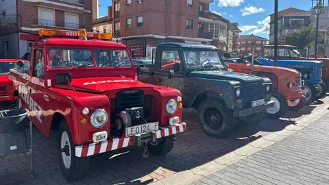 La Robla vivió este domingo una jornada histórica con la celebración de su primera Concentración de Vehículos Clásicos, que superó todas las expectativas. Más de 80 automóviles llegados de distintos puntos de la provincia y de comunidades vecinas se dieron cita en la localidad de la Montaña Central Leonesa, atrayendo a cientos de curiosos y aficionados al motor.