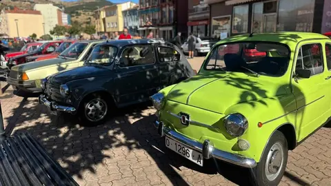 La Robla vivió este domingo una jornada histórica con la celebración de su primera Concentración de Vehículos Clásicos, que superó todas las expectativas. Más de 80 automóviles llegados de distintos puntos de la provincia y de comunidades vecinas se dieron cita en la localidad de la Montaña Central Leonesa, atrayendo a cientos de curiosos y aficionados al motor.