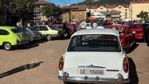 La Robla vivió este domingo una jornada histórica con la celebración de su primera Concentración de Vehículos Clásicos, que superó todas las expectativas. Más de 80 automóviles llegados de distintos puntos de la provincia y de comunidades vecinas se dieron cita en la localidad de la Montaña Central Leonesa, atrayendo a cientos de curiosos y aficionados al motor.