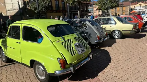 La Robla vivió este domingo una jornada histórica con la celebración de su primera Concentración de Vehículos Clásicos, que superó todas las expectativas. Más de 80 automóviles llegados de distintos puntos de la provincia y de comunidades vecinas se dieron cita en la localidad de la Montaña Central Leonesa, atrayendo a cientos de curiosos y aficionados al motor.