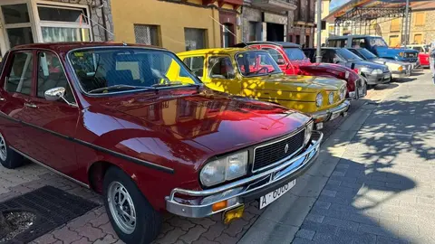 La Robla vivió este domingo una jornada histórica con la celebración de su primera Concentración de Vehículos Clásicos, que superó todas las expectativas. Más de 80 automóviles llegados de distintos puntos de la provincia y de comunidades vecinas se dieron cita en la localidad de la Montaña Central Leonesa, atrayendo a cientos de curiosos y aficionados al motor.