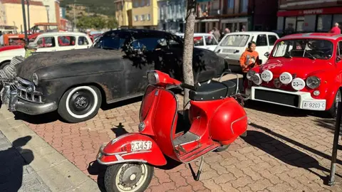 La Robla vivió este domingo una jornada histórica con la celebración de su primera Concentración de Vehículos Clásicos, que superó todas las expectativas. Más de 80 automóviles llegados de distintos puntos de la provincia y de comunidades vecinas se dieron cita en la localidad de la Montaña Central Leonesa, atrayendo a cientos de curiosos y aficionados al motor.
