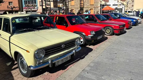 La Robla vivió este domingo una jornada histórica con la celebración de su primera Concentración de Vehículos Clásicos, que superó todas las expectativas. Más de 80 automóviles llegados de distintos puntos de la provincia y de comunidades vecinas se dieron cita en la localidad de la Montaña Central Leonesa, atrayendo a cientos de curiosos y aficionados al motor.