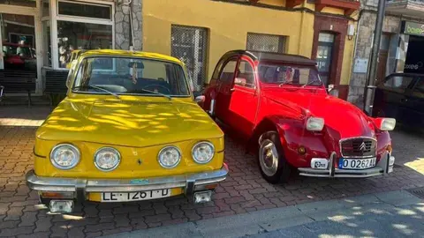 La Robla vivió este domingo una jornada histórica con la celebración de su primera Concentración de Vehículos Clásicos, que superó todas las expectativas. Más de 80 automóviles llegados de distintos puntos de la provincia y de comunidades vecinas se dieron cita en la localidad de la Montaña Central Leonesa, atrayendo a cientos de curiosos y aficionados al motor.