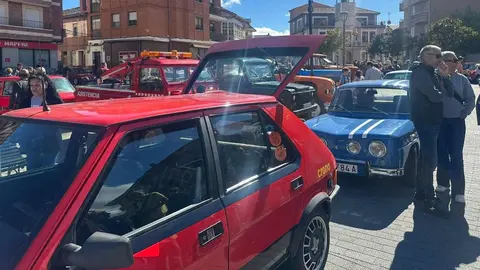 La Robla vivió este domingo una jornada histórica con la celebración de su primera Concentración de Vehículos Clásicos, que superó todas las expectativas. Más de 80 automóviles llegados de distintos puntos de la provincia y de comunidades vecinas se dieron cita en la localidad de la Montaña Central Leonesa, atrayendo a cientos de curiosos y aficionados al motor.