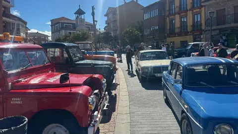 La Robla vivió este domingo una jornada histórica con la celebración de su primera Concentración de Vehículos Clásicos, que superó todas las expectativas. Más de 80 automóviles llegados de distintos puntos de la provincia y de comunidades vecinas se dieron cita en la localidad de la Montaña Central Leonesa, atrayendo a cientos de curiosos y aficionados al motor.