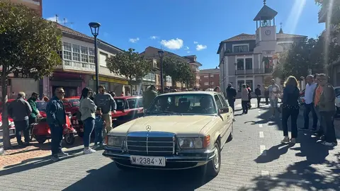 La Robla vivió este domingo una jornada histórica con la celebración de su primera Concentración de Vehículos Clásicos, que superó todas las expectativas. Más de 80 automóviles llegados de distintos puntos de la provincia y de comunidades vecinas se dieron cita en la localidad de la Montaña Central Leonesa, atrayendo a cientos de curiosos y aficionados al motor.