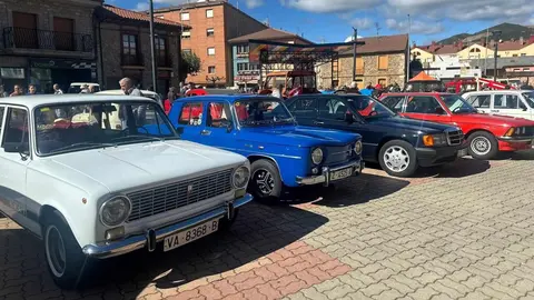 La Robla vivió este domingo una jornada histórica con la celebración de su primera Concentración de Vehículos Clásicos, que superó todas las expectativas. Más de 80 automóviles llegados de distintos puntos de la provincia y de comunidades vecinas se dieron cita en la localidad de la Montaña Central Leonesa, atrayendo a cientos de curiosos y aficionados al motor.