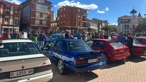 La Robla vivió este domingo una jornada histórica con la celebración de su primera Concentración de Vehículos Clásicos, que superó todas las expectativas. Más de 80 automóviles llegados de distintos puntos de la provincia y de comunidades vecinas se dieron cita en la localidad de la Montaña Central Leonesa, atrayendo a cientos de curiosos y aficionados al motor.