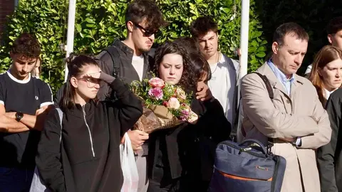La Universidad de León celebra un minuto de silencio en recuerdo de la estudiante del Gaado en Turismo fallecida este viernes en Nápoles (Italia) donde se encontraba cursando una beca Erasmus+