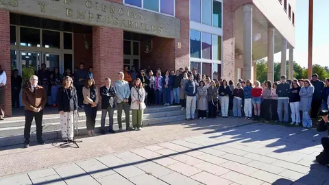 La Universidad de León celebra un minuto de silencio en recuerdo de la estudiante del Gaado en Turismo fallecida este viernes en Nápoles (Italia) donde se encontraba cursando una beca Erasmus+