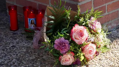 La Universidad de León celebra un minuto de silencio en recuerdo de la estudiante del Gaado en Turismo fallecida este viernes en Nápoles (Italia) donde se encontraba cursando una beca Erasmus+