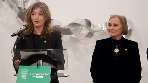 La rectora de la Universidad de León, Nuria González y la vicerrectora de Extensión Universitaria y Proyección Cultural de la Universidad de Oviedo, María Pilar García Cuetos, sellan un acuerdo entre ambas instituciones académicas en materia cultural. Foto: Campillo.