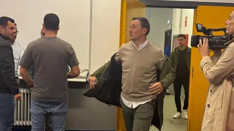Raúl Llona entrando a su rueda de prensa de despedida. Foto: Silvia García.