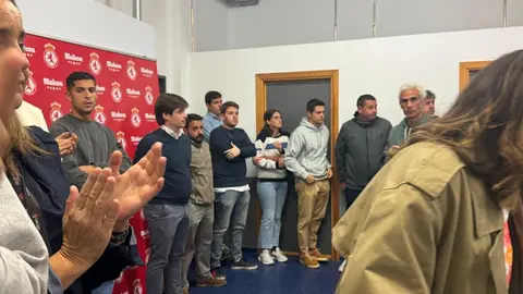 Personal y jugadores de la Cultural y Deportiva Leonesa en la rueda de prensa de despedida de Raúl Llona. Foto: Silvia García.