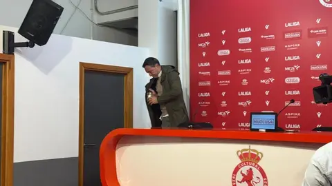 Raúl Llona, yéndose ovacionado al finalizar su rueda de prensa de despedida. Foto: Silvia García.