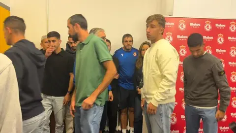 Familiares de Raúl Llona, jugadores y trabajadores del club durante la rueda de prensa de despedida. Foto: Silvia García.