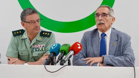El presidente de la Asociación Española Contra el Cáncer de León, Estanislao de Luis Calabuig, y el coronel jefe de la Comandancia de la Guardia Civil de León, Julio Andrés Gutiérrez Hernández, firman un protocolo para fomentar la lucha contra esta enfermedad. Foto: Campillo
