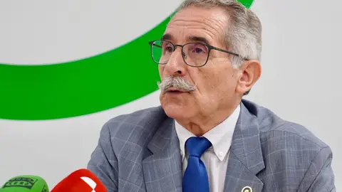 El presidente de la Asociación Española Contra el Cáncer de León, Estanislao de Luis Calabuig, y el coronel jefe de la Comandancia de la Guardia Civil de León, Julio Andrés Gutiérrez Hernández, firman un protocolo para fomentar la lucha contra esta enfermedad. Foto: Campillo
