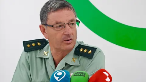 El presidente de la Asociación Española Contra el Cáncer de León, Estanislao de Luis Calabuig, y el coronel jefe de la Comandancia de la Guardia Civil de León, Julio Andrés Gutiérrez Hernández, firman un protocolo para fomentar la lucha contra esta enfermedad. Foto: Campillo