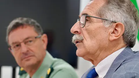 El presidente de la Asociación Española Contra el Cáncer de León, Estanislao de Luis Calabuig, y el coronel jefe de la Comandancia de la Guardia Civil de León, Julio Andrés Gutiérrez Hernández, firman un protocolo para fomentar la lucha contra esta enfermedad. Foto: Campillo