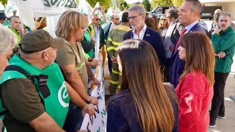 Concentración frente a las Cortes convocada por CSIF a la que asisten bomberos forestales y agentes medioambientales para reclamar un operativo totalmente público. Foto: Leticia Pérez