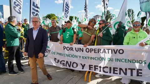 Concentración frente a las Cortes convocada por CSIF a la que asisten bomberos forestales y agentes medioambientales para reclamar un operativo totalmente público. Foto: Leticia Pérez