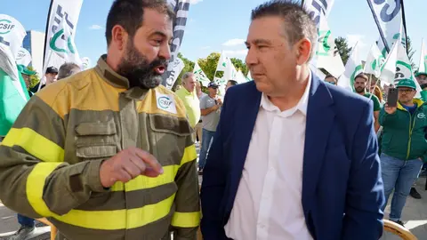 Concentración frente a las Cortes convocada por CSIF a la que asisten bomberos forestales y agentes medioambientales para reclamar un operativo totalmente público. Foto: Leticia Pérez