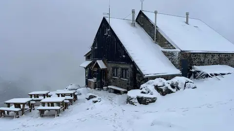 La primera nevada gran sorprende en los Picos de Europa en pleno mes de septiembre; hasta 20 centímetros de nieve se han registrado en Collado Jermoso, un fenómeno que “no se veía desde hace 28 años”. Fotos: Collado Jermoso