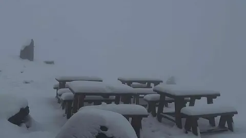La primera nevada gran sorprende en los Picos de Europa en pleno mes de septiembre; hasta 20 centímetros de nieve se han registrado en Collado Jermoso, un fenómeno que “no se veía desde hace 28 años”. Fotos: Collado Jermoso