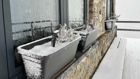La primera nevada gran sorprende en los Picos de Europa en pleno mes de septiembre; hasta 20 centímetros de nieve se han registrado en Collado Jermoso, un fenómeno que “no se veía desde hace 28 años”. Fotos: Collado Jermoso