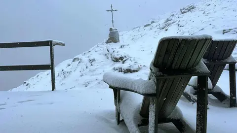 La primera nevada gran sorprende en los Picos de Europa en pleno mes de septiembre; hasta 20 centímetros de nieve se han registrado en Collado Jermoso, un fenómeno que “no se veía desde hace 28 años”. Fotos: Collado Jermoso