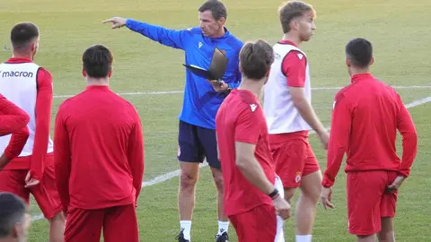 'Cuco' Ziganda toma las riendas de la Cultural y Deportiva Leonesa. Con la mirada puesta en el derbi ante el Valladolid el técnico ha dirigido este martes su primera sesión en el Reino de León. Fotos: M.A. García
