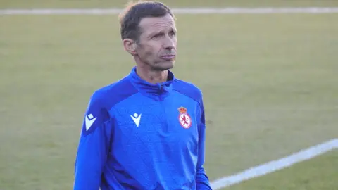 'Cuco' Ziganda toma las riendas de la Cultural y Deportiva Leonesa. Con la mirada puesta en el derbi ante el Valladolid el técnico ha dirigido este martes su primera sesión en el Reino de León. Fotos: M.A. García