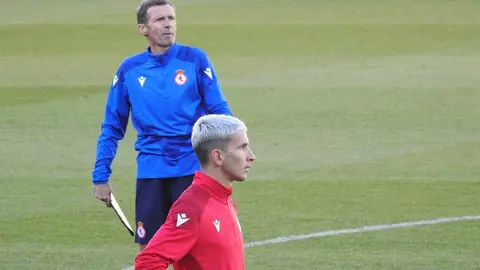 'Cuco' Ziganda toma las riendas de la Cultural y Deportiva Leonesa. Con la mirada puesta en el derbi ante el Valladolid el técnico ha dirigido este martes su primera sesión en el Reino de León. Fotos: M.A. García