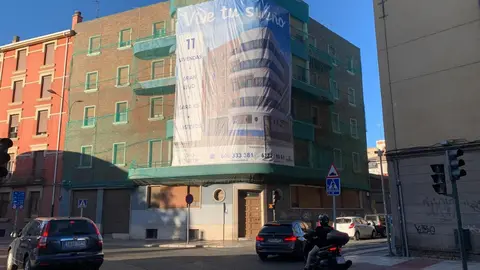 Una gran lona ya anuncia la próxima promoción en el singular edificio de Ramón y Cajal 38. Foto: A.F.R.