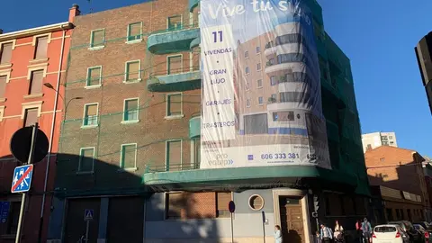 Una gran lona ya anuncia la próxima promoción en el singular edificio de Ramón y Cajal 38. Foto: A.F.R.