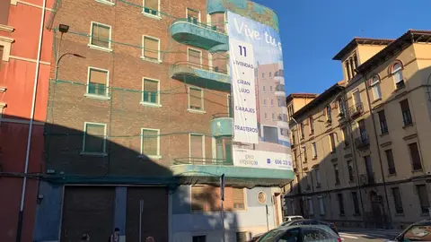 Una gran lona ya anuncia la próxima promoción en el singular edificio de Ramón y Cajal 38. Foto: A.F.R.