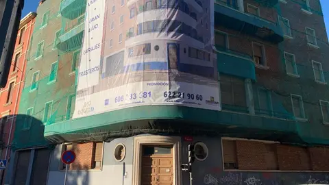 Una gran lona ya anuncia la próxima promoción en el singular edificio de Ramón y Cajal 38. Foto: A.F.R.