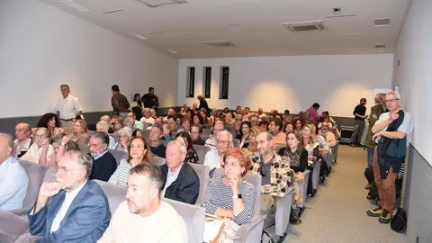 El historiador del Arte, Javier Caballero, impartió una conferencia en el ILC en la que repasó los grandes hitos de la 'reconstrucción' de las zonas devastadas por la guerra