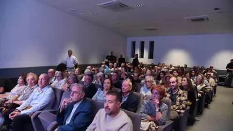 El historiador del Arte, Javier Caballero, impartió una conferencia en el ILC en la que repasó los grandes hitos de la 'reconstrucción' de las zonas devastadas por la guerra