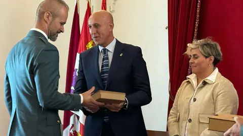 El Salón del Pendón de la Real Colegiata de San Isidoro de León acogió este miércoles el acto institucional de celebración de la festividad de Nuestra Señora de la Merced, patrona de las Instituciones Penitenciarias, organizado por el Centro Penitenciario de Mansilla de las Mulas, y en el que se resaltó el trabajo penitenciario y los avances en reinserción.