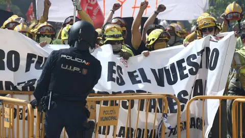 Manifestación a las puertas de Las Cortes para exigir la equiparación laboral de los bomberos forestales y la profesionalización del colectivo. Foto: R. Valtero