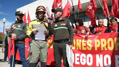 Manifestación a las puertas de Las Cortes para exigir la equiparación laboral de los bomberos forestales y la profesionalización del colectivo. Foto: R. Valtero