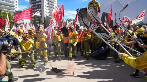 Manifestación a las puertas de Las Cortes para exigir la equiparación laboral de los bomberos forestales y la profesionalización del colectivo. Foto: R. Valtero