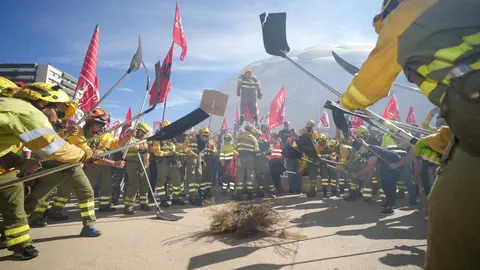 Manifestación a las puertas de Las Cortes para exigir la equiparación laboral de los bomberos forestales y la profesionalización del colectivo. Foto: R. Valtero